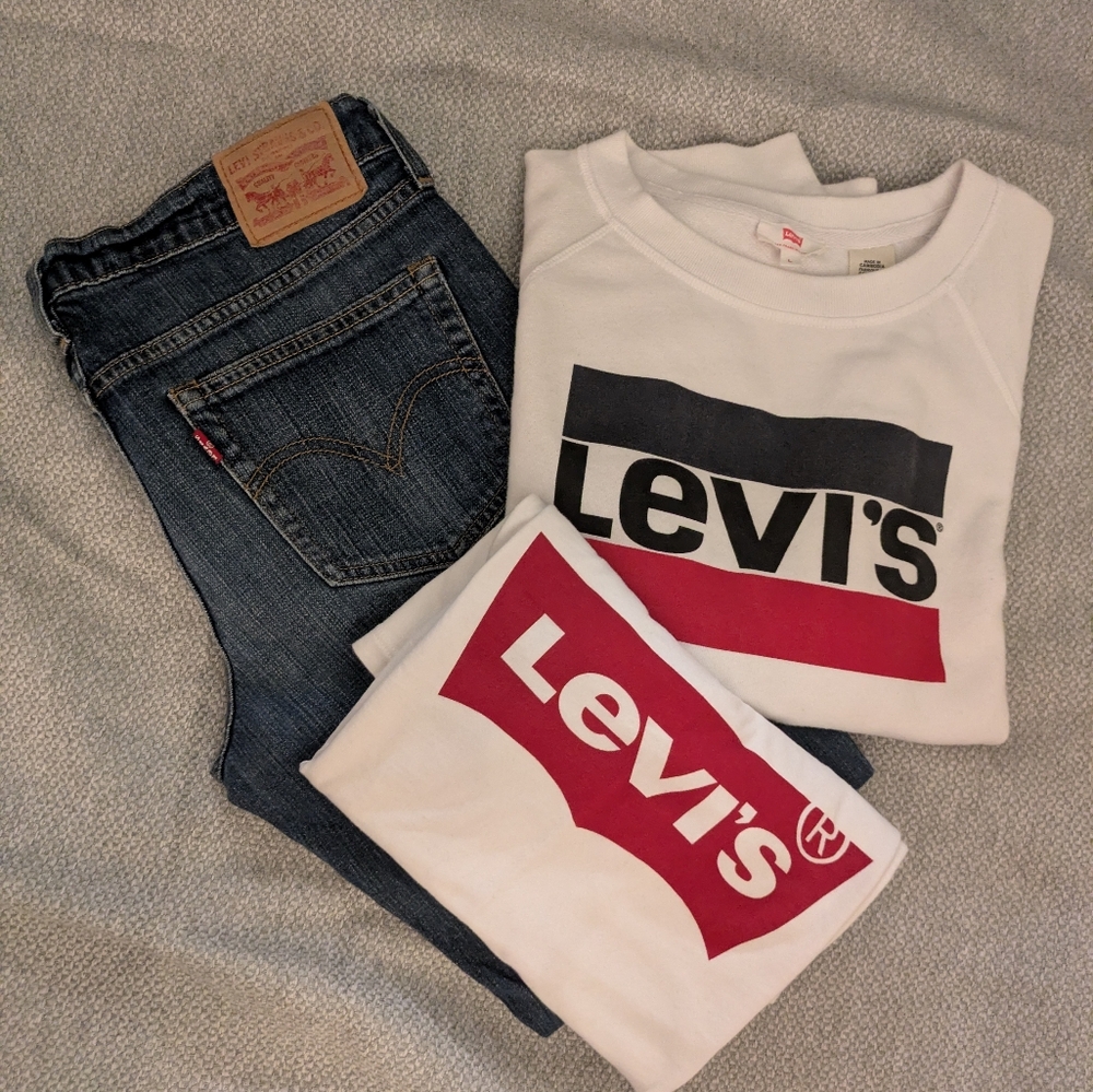 Levi's White and Blue Logo Sweatshirt with A T-shirt And A Pair Of Levi Capris